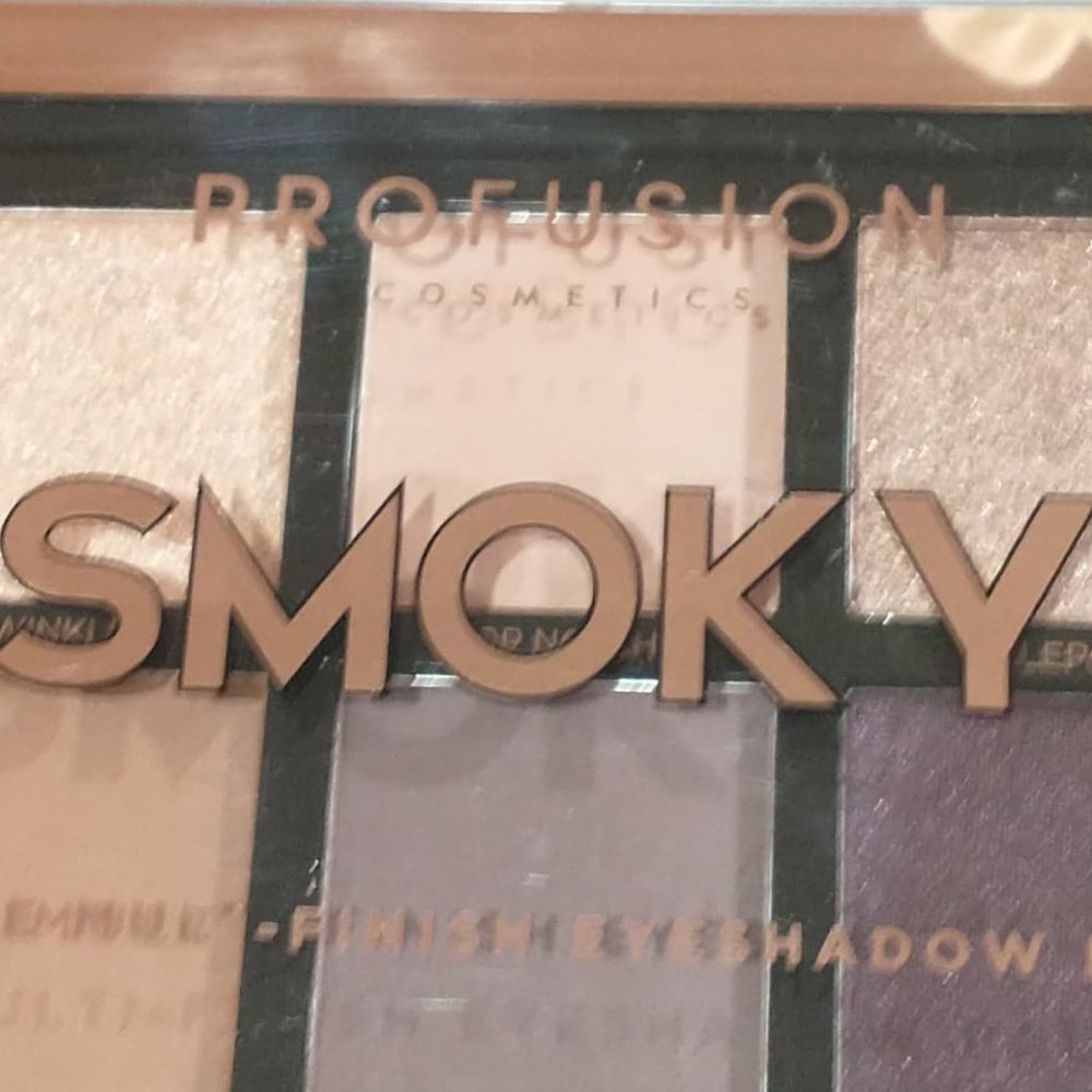 New sealed profusion smoky palette